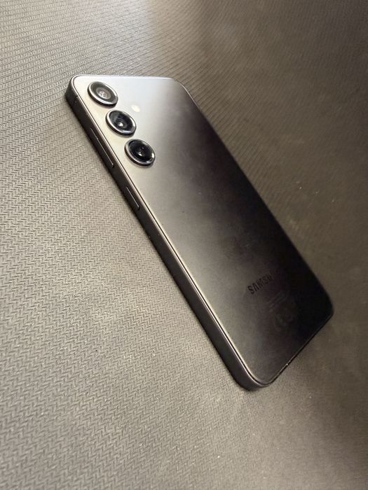 Samsung Galaxy S23 5G 8/128GB / перфектен