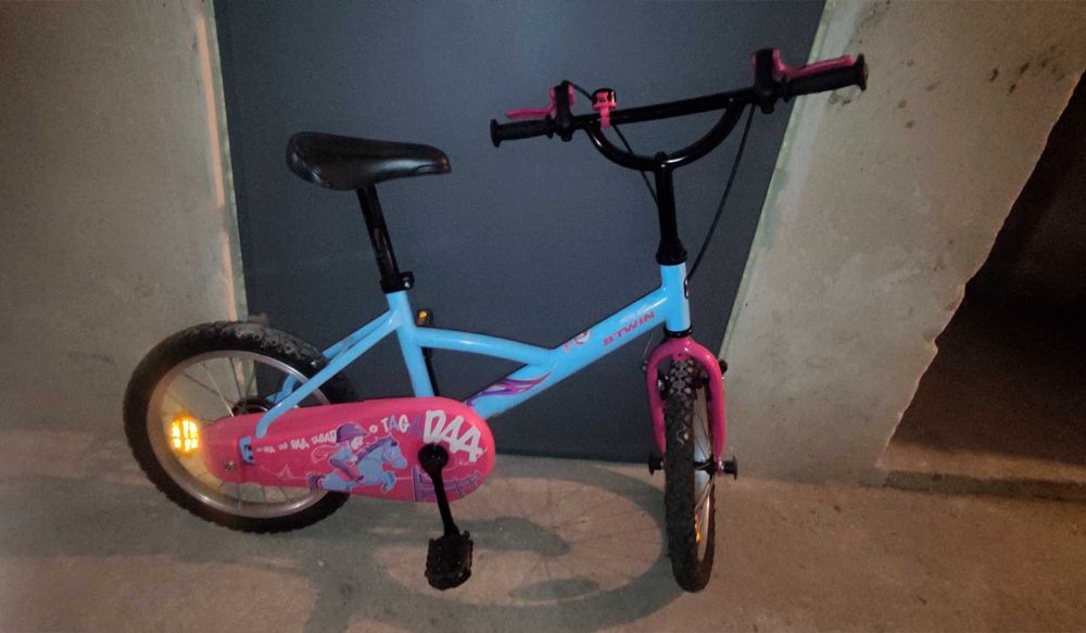 Детско колело с помощни за момиче Btwin 16 цола + подарок - каска