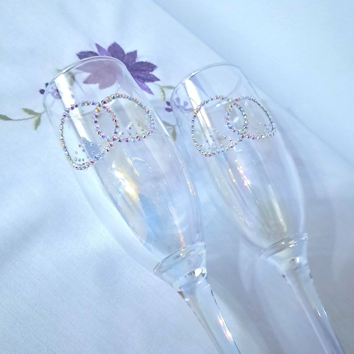 Сватбени ритуални чаши, ръчно украсени с кристални камъчета.