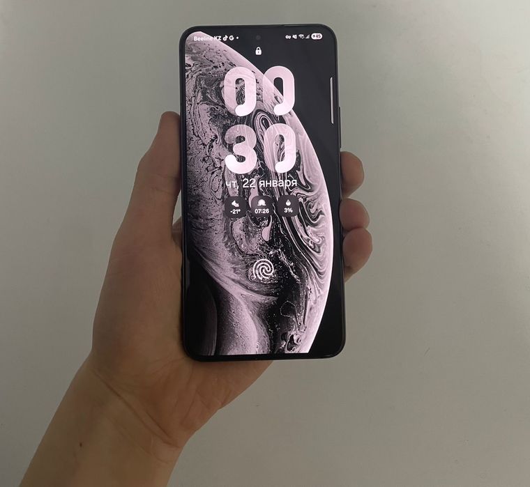 Samsung S22 в чёрном цвете.