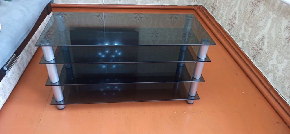 Продам столик под телевизор