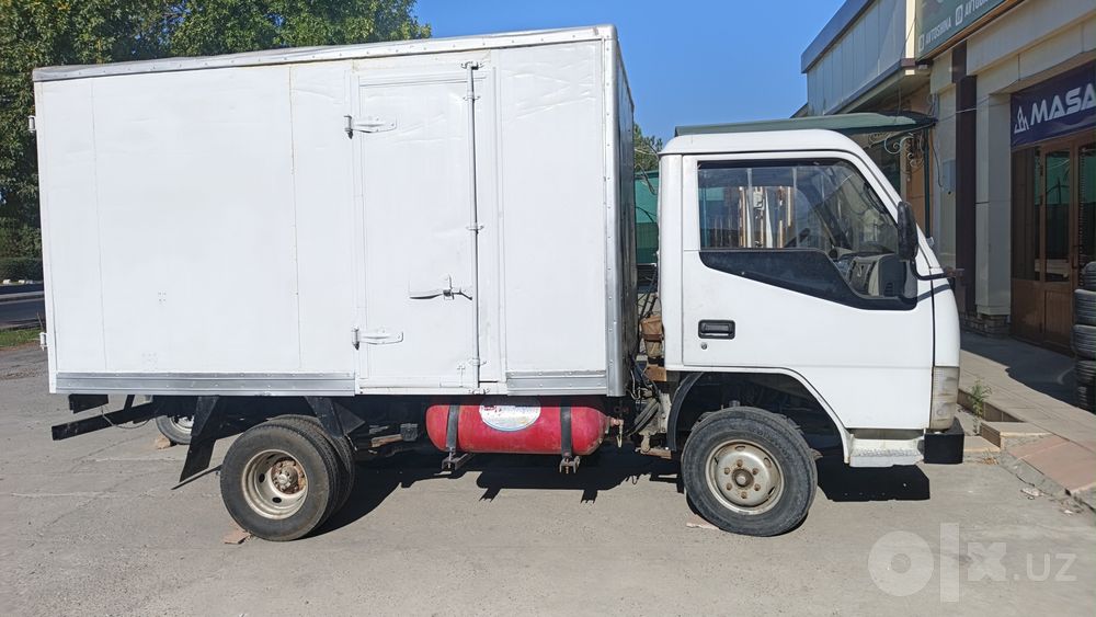 Kichik Isuzu JBc zoʻr moshina