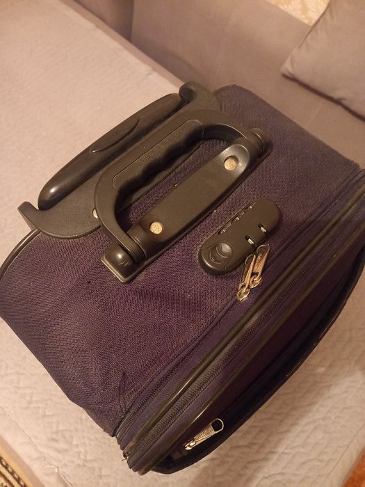 Продам недорого чемодан