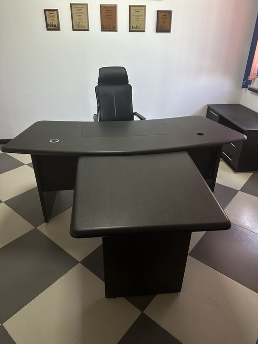 Стол руководителья с креслом.