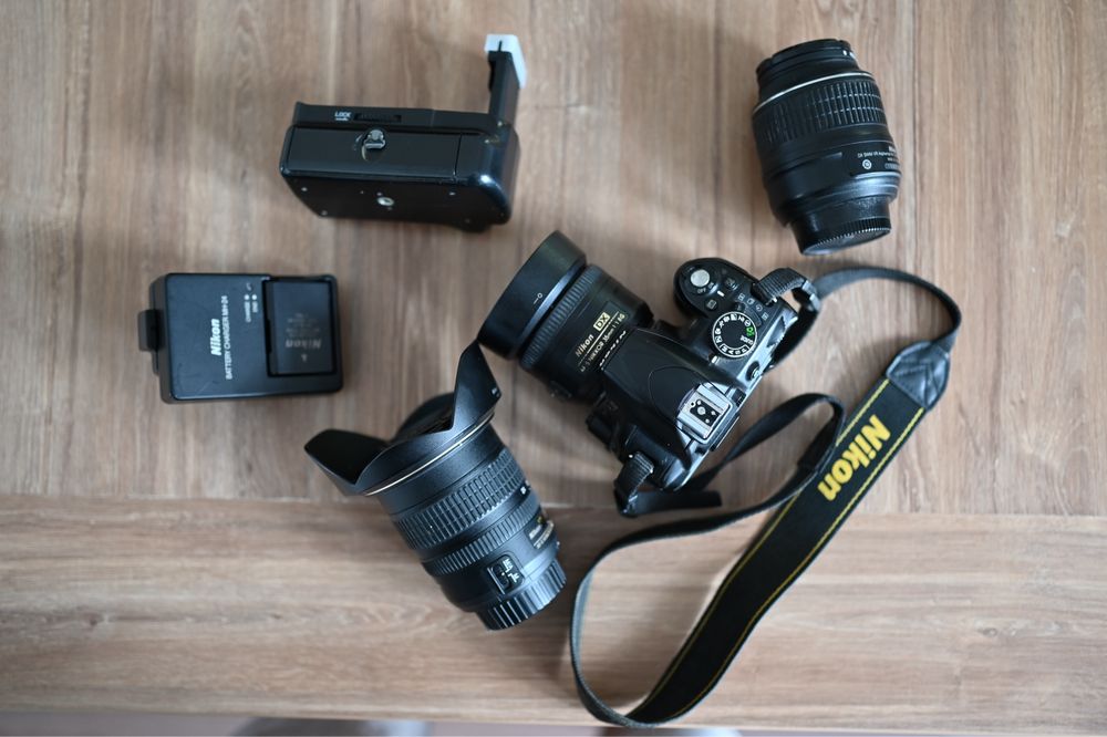 DSLR Nikon D3100 + 3 obiective + doua acumulatoare + grip
