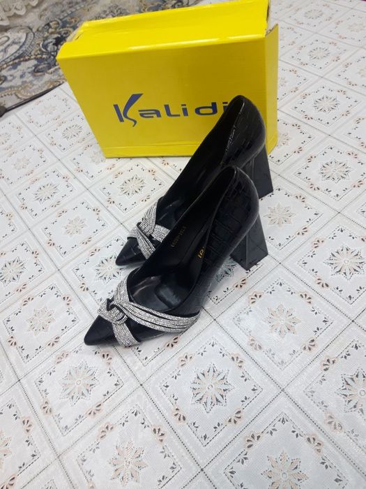 Tufli sotiladi holati yangi kadili firma razmeri 37