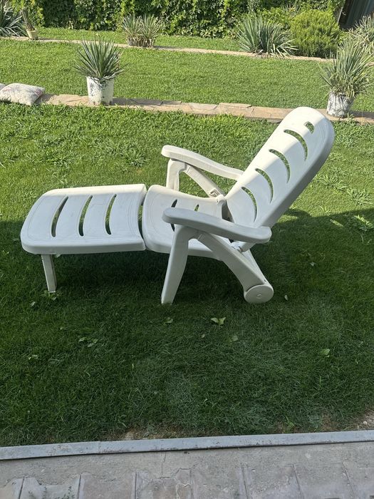 Лежаки для бассеина