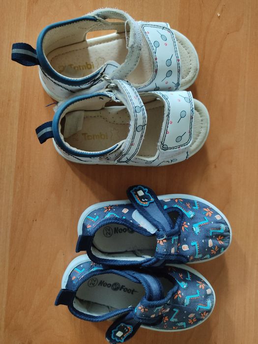 Продам две пары детской обуви