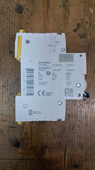 Триполюсни автоматични прекъсвачи  Шнайдер