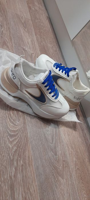 Продам кроссовки, женские