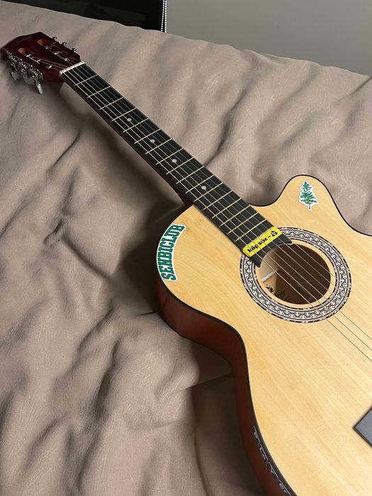 акустичекая гитара в отличном состоянии