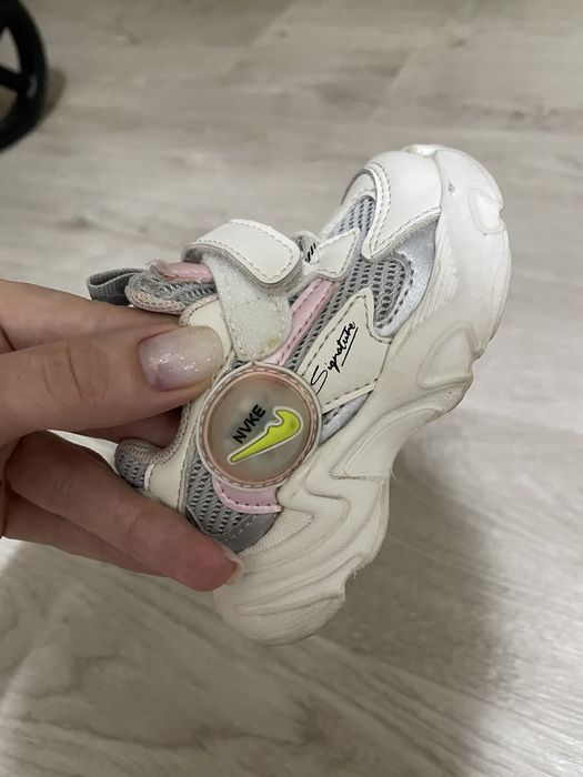 Продам детские кроссовки