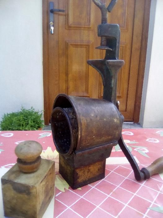Masina de macinat nuca, foarte veche.Stare buna si functionala!