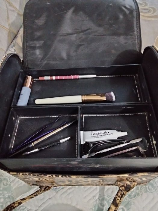 Чемодан с косметикой