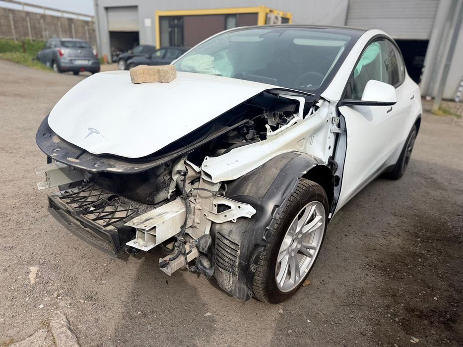Tesla Model Y Long Range AWD – Decembrie 2022 – 17.400 km – Autopilot îmbunătățit – avariată