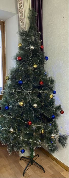 Срочно продам елка с игрушками и грляндой 2 м