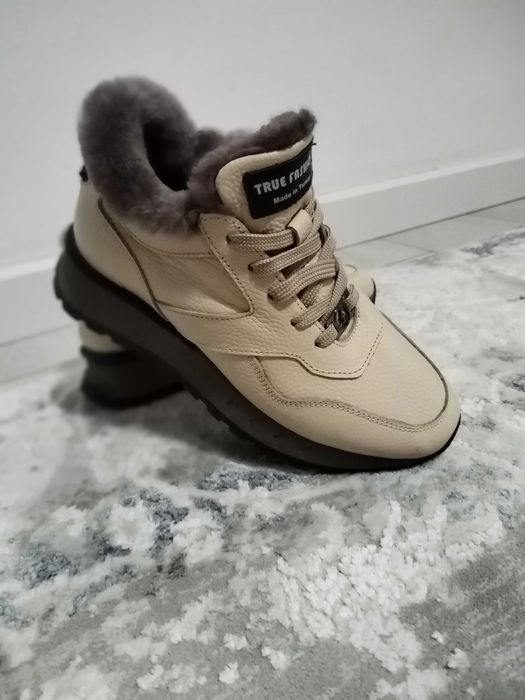 Продаются зимние кроссовки