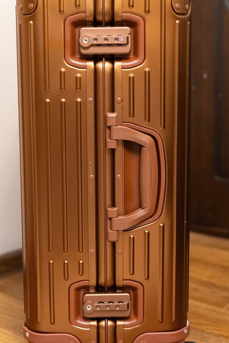 RIMOWA Bronze Collection — лимитированный чемодан (Check-In M)