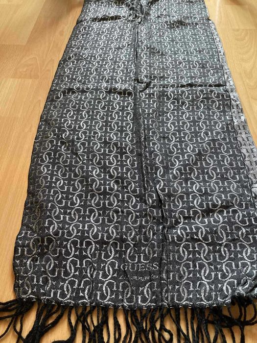 Оригинален Guess by Marciano шал с инициали