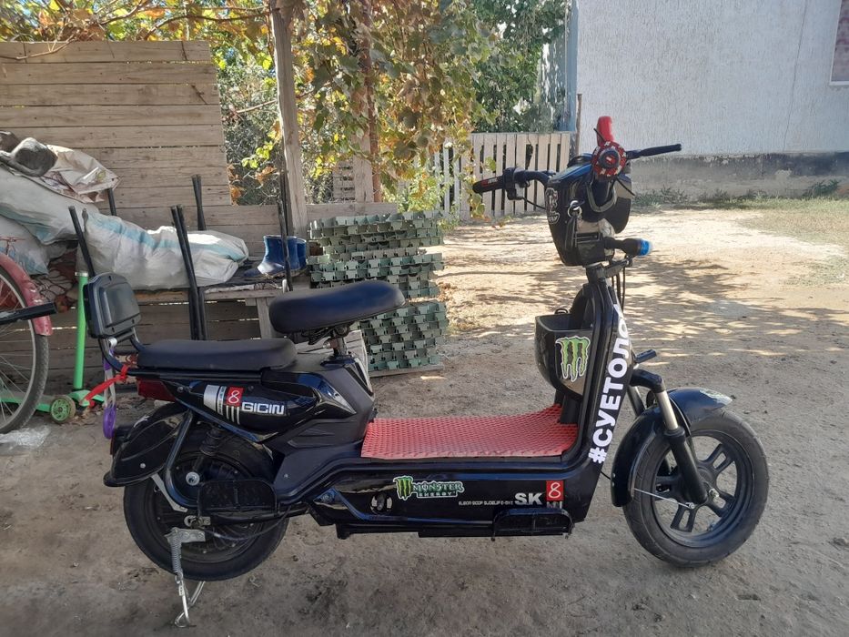 Продам скутер 70к