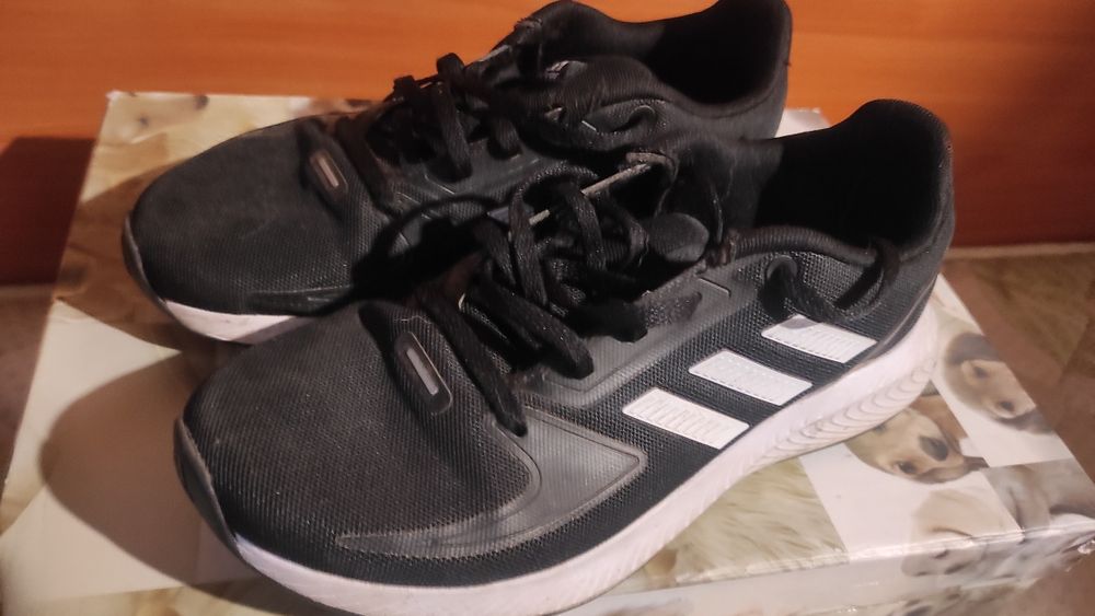Маратонки и обувки Adidas и други