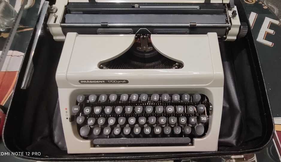 Пишеща машина с куфар