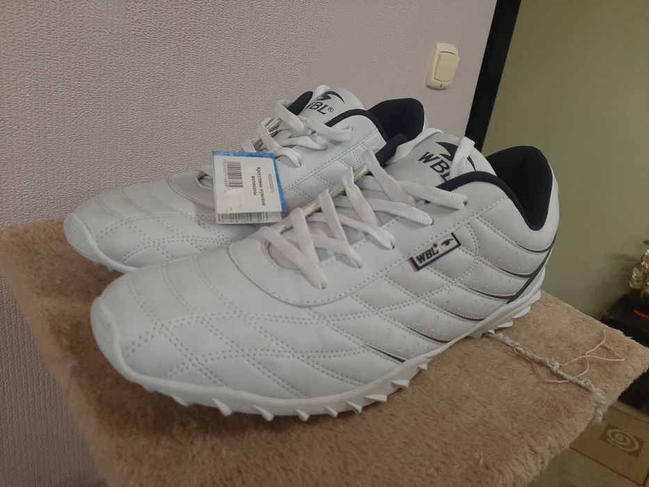 Продам новые мужские кроссовки