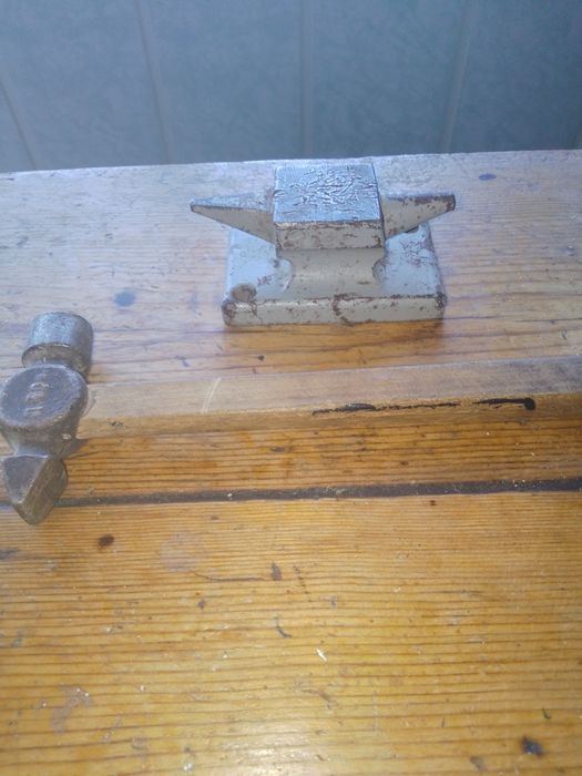 Продам нпродам наковальню и молоточек б/у.аковальню с молотком