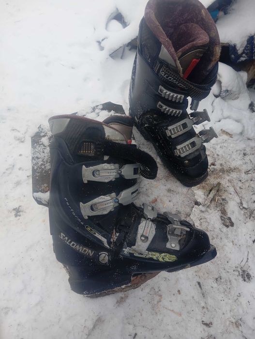 Vând schiuri și clapari