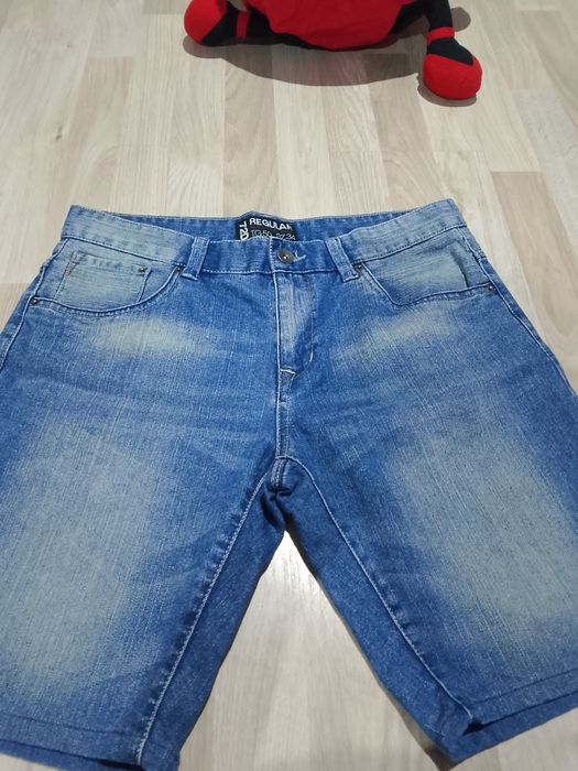 Pantaloni scurți