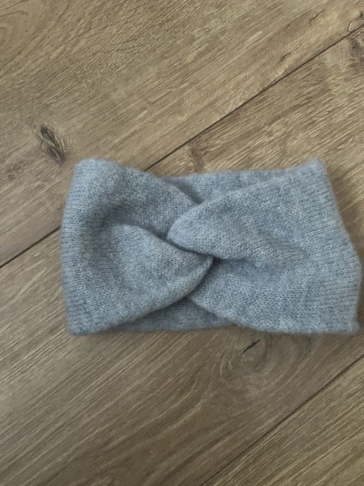 Шапки, шалове на символични цени