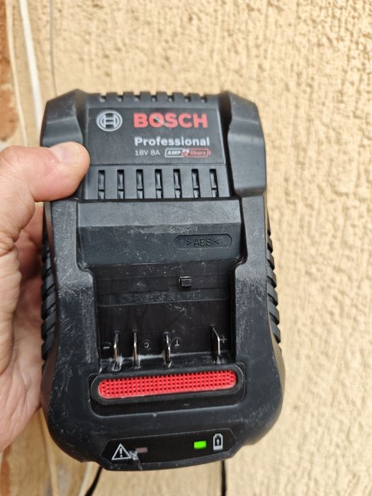 Încărcător Bosch Profesional 18V 8A AMP/Share, model 2024