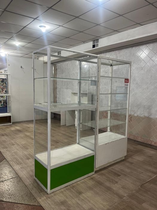Продам Витрина с длинным стеклянным окном