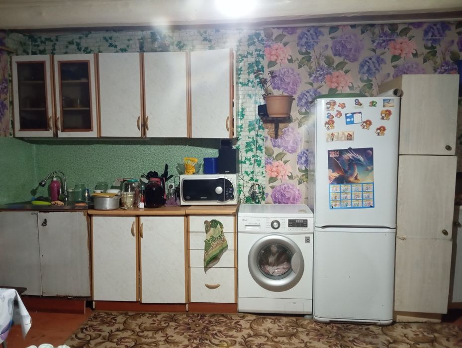 Продам очень теплый дом , хоз постройки , огород ,