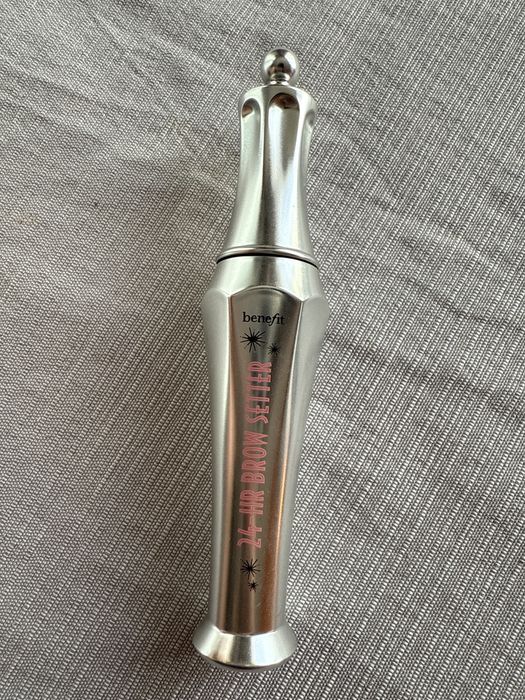 Продукти за вежди на Anastasia и Benefit