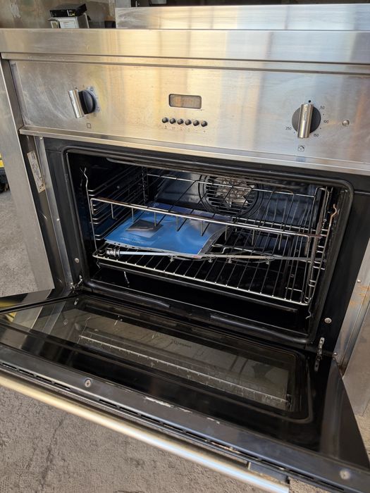 Широка професионална печка Indesit (90 см) с ИНДУКЦИОНЕН плот и Flexi зона – Инокс