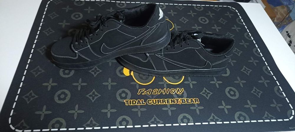 Кросовки Nike черные 42 размер/ новые