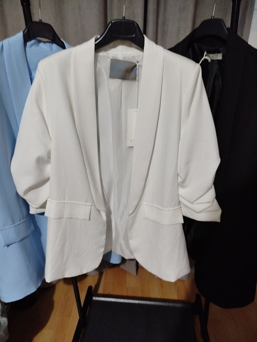 Дамско сако черно, бяло и синьо