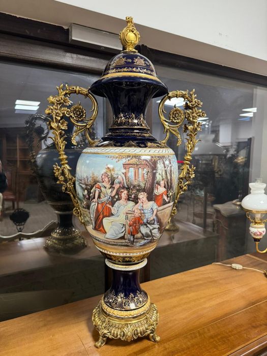 Doua vaze meissen din portelan pictat si elemente bronz