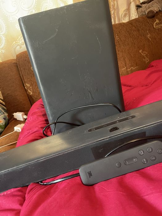 Vand boxa jbl subufar  putin zgariata functionează