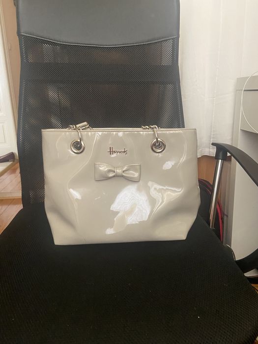 Сива лачена чанта Harrods закупена от Лондон