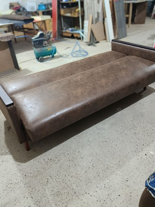 Диван коричневый