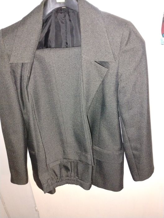 Три броя дамски костюма