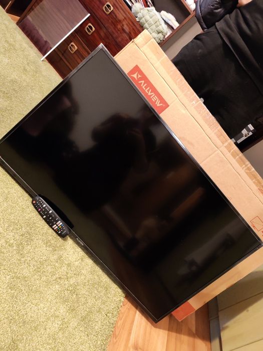 Vând Tv Allview, Smart 4K, diagonala 109cm. Vine însoțit de cablu de alimentare, telecomandă și suport de prindere pe perete( mobil).