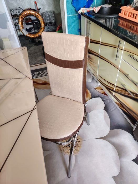 Кухонный стол с шестью стульями