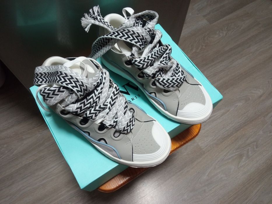 Кроссовки красивые модные.