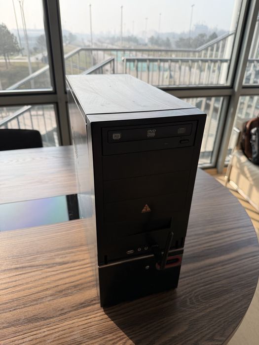 Продоется системный блок компьютера