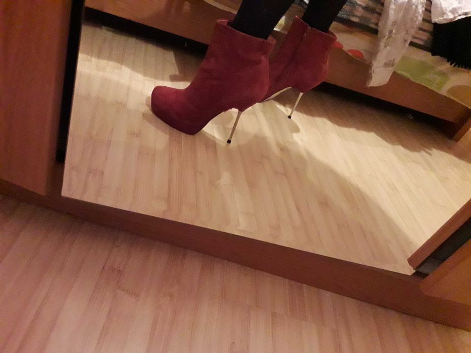 Дамски велурени боти с висок тънък ток номер 40