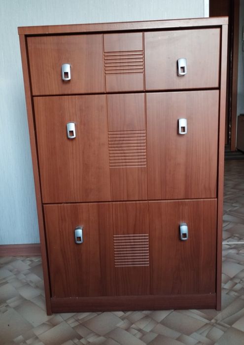 Комоды и тумба под телевизор.