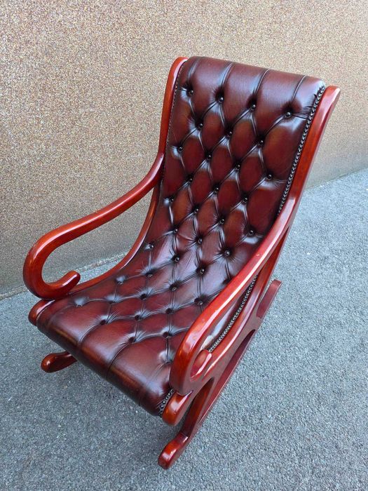 Шкаф с метален обков